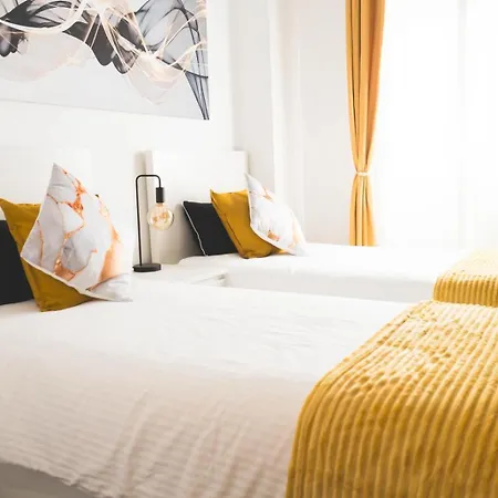 A 30 Metro De La Playa Con Piscina Y Garaje En La Carihuela Torremolinos