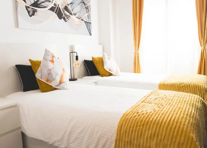 A 30 Metro De La Playa Con Piscina Y Garaje En La Carihuela Torremolinos