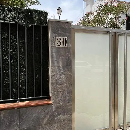 דירה A 30 Metro De La Playa Con Piscina Y Garaje En La Carihuela *