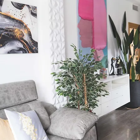 A 30 Metro De La Playa Con Piscina Y Garaje En La Carihuela Торремолінос