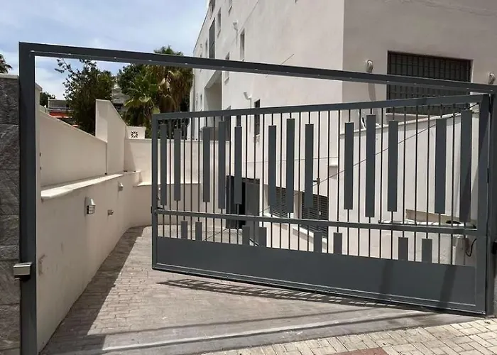 A 30 Metro De La Playa Con Piscina Y Garaje En La Carihuela * Torremolinos