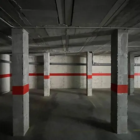 A 30 Metro De La Playa Con Piscina Y Garaje En La Carihuela *